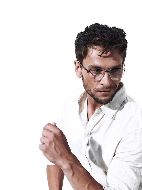 okulary korekcyjne awiatory policjantki youl andros cienkie lekkie tytan złote czarne męskie na modelu