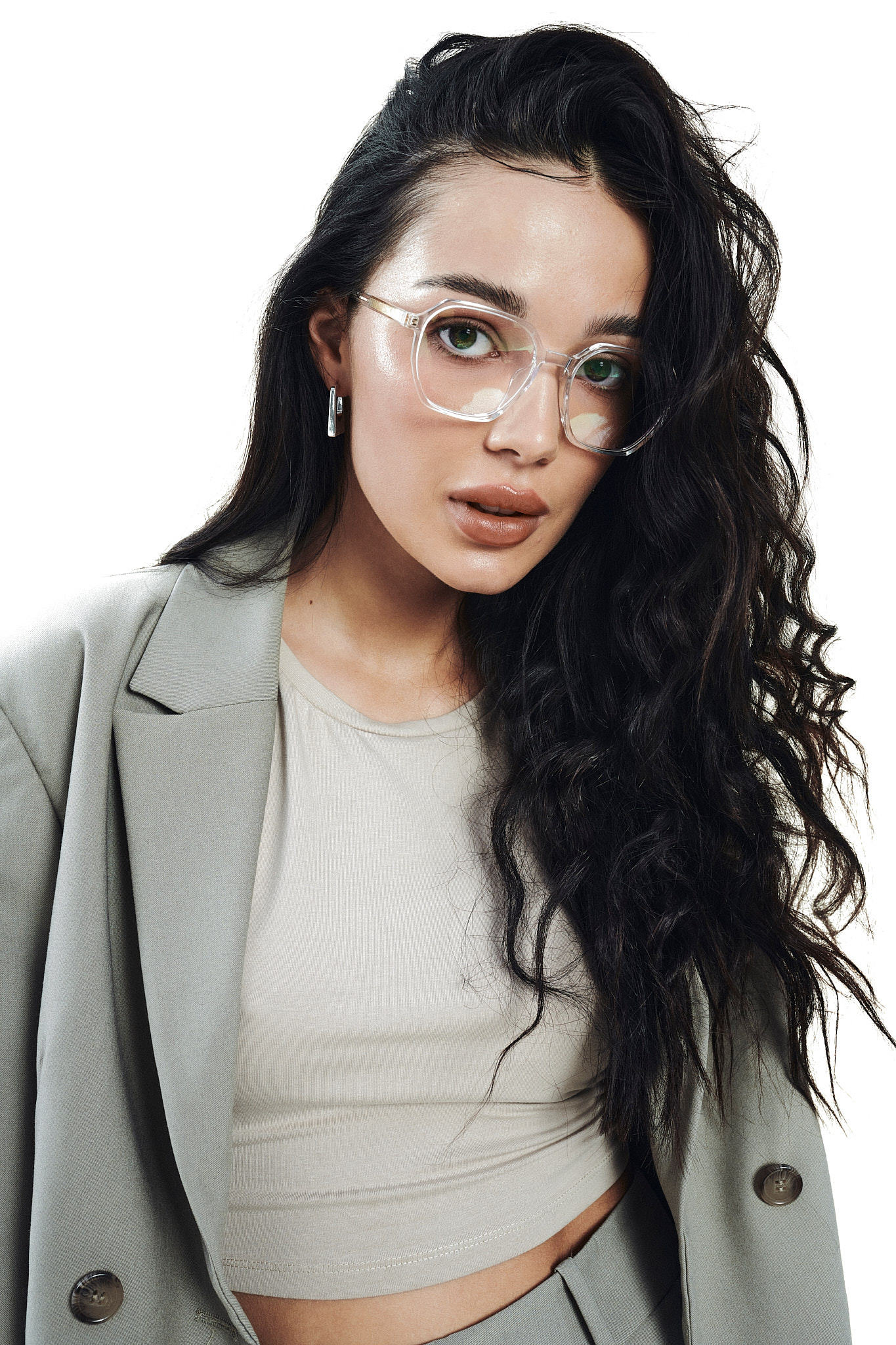 okulary korekcyjne oprawki oprawy transparentne tworzywo youl bioko okrągłe kwadratowe prostokątne na modelce