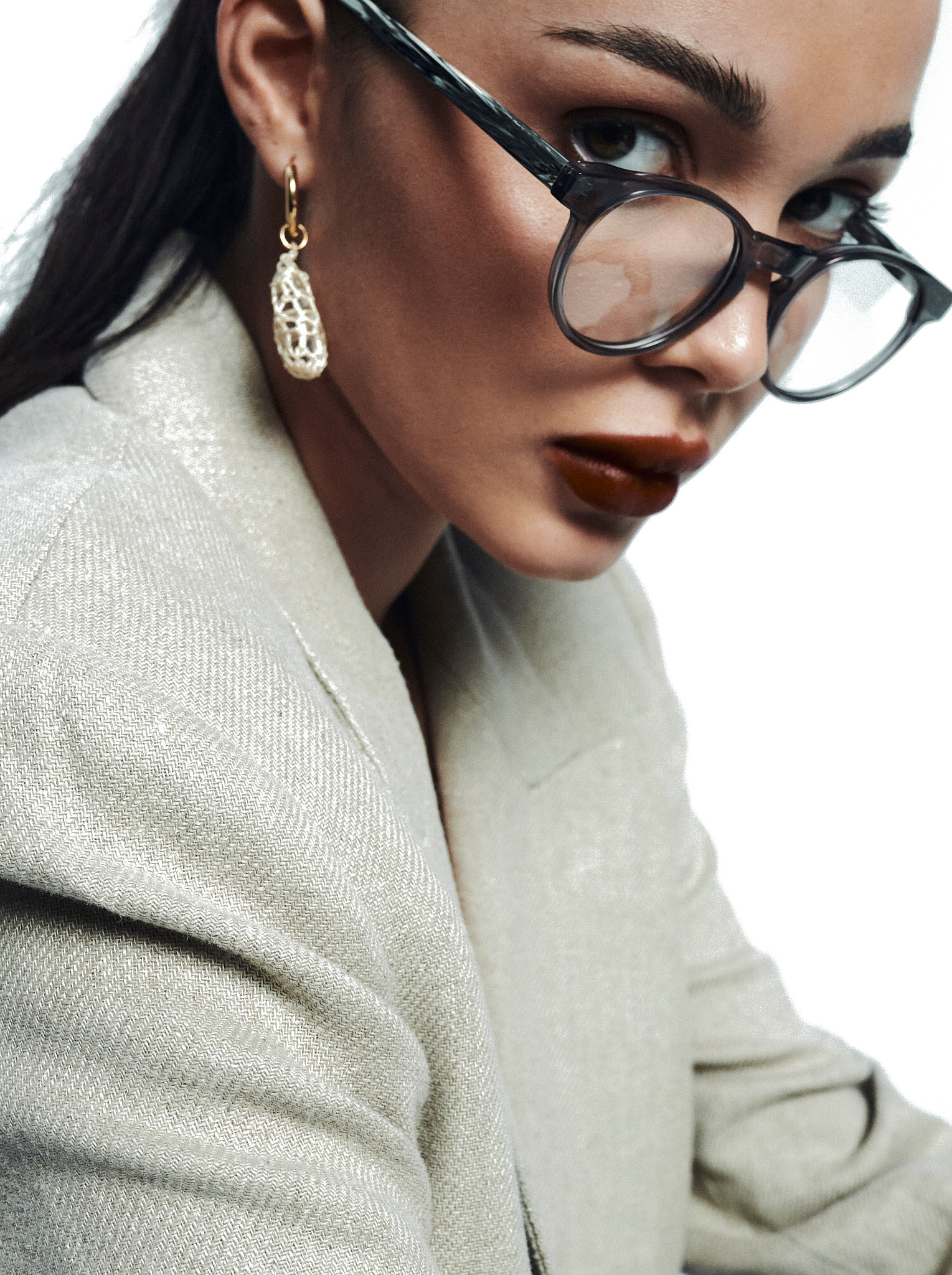 Okulary korekcyjne okrągłe niebieskie Youl Maio na niej