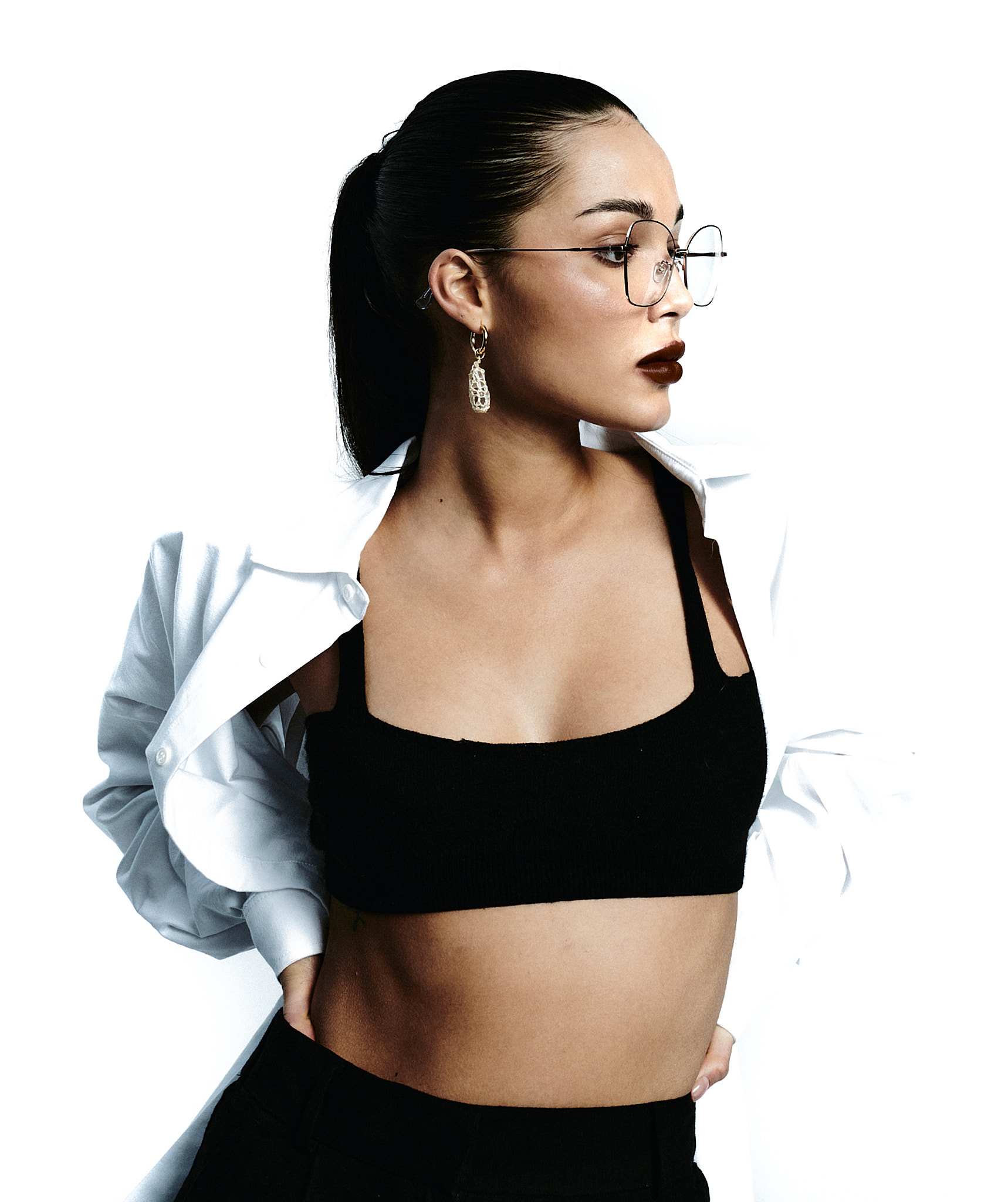 Duże kobiece okulary korekcyjne metalowe Nora grafit modelka