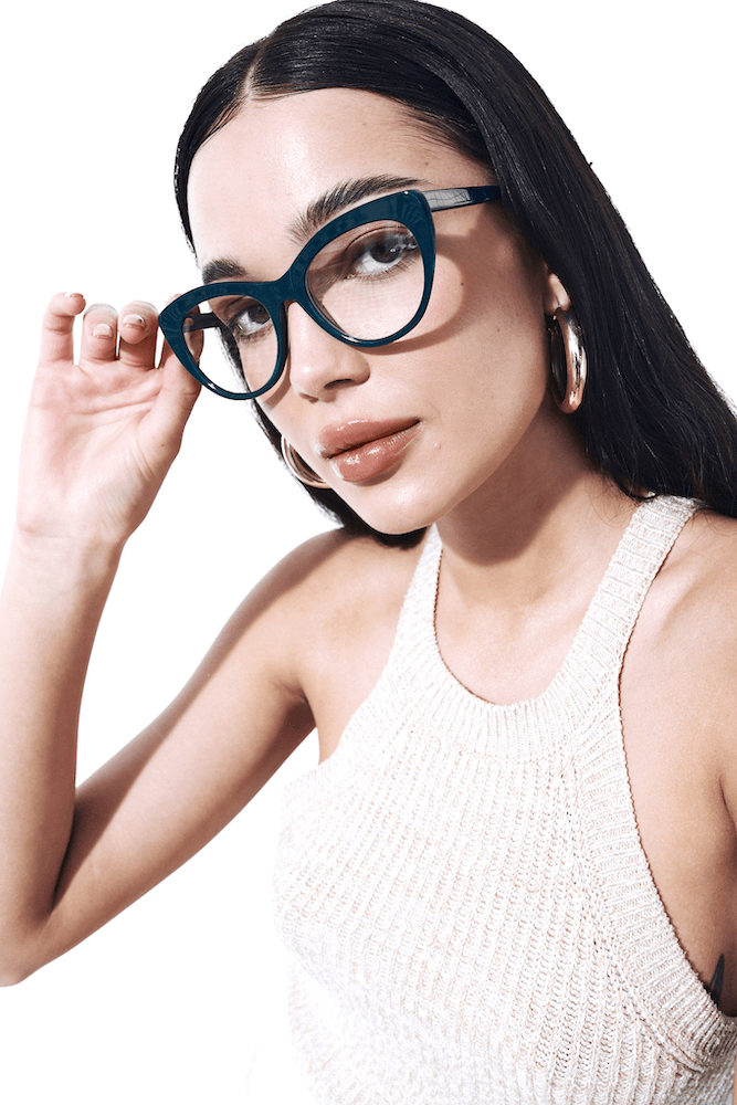 Duże kocie okulary korekcyjne w kolorze granatowym Youl Nosy na modelce