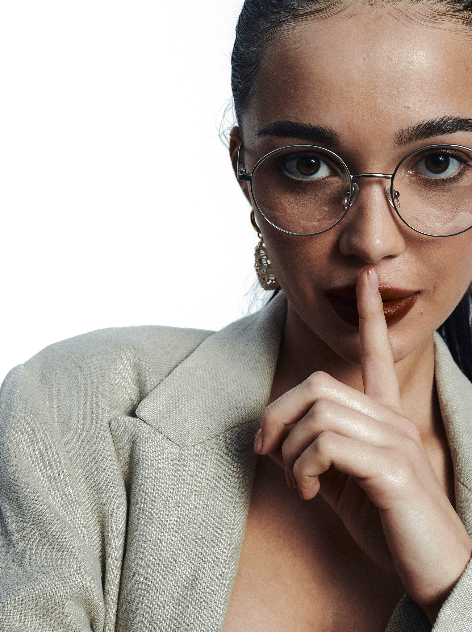 Srebrne metalowe oprawy okularowe Youl Tahiti na modelce