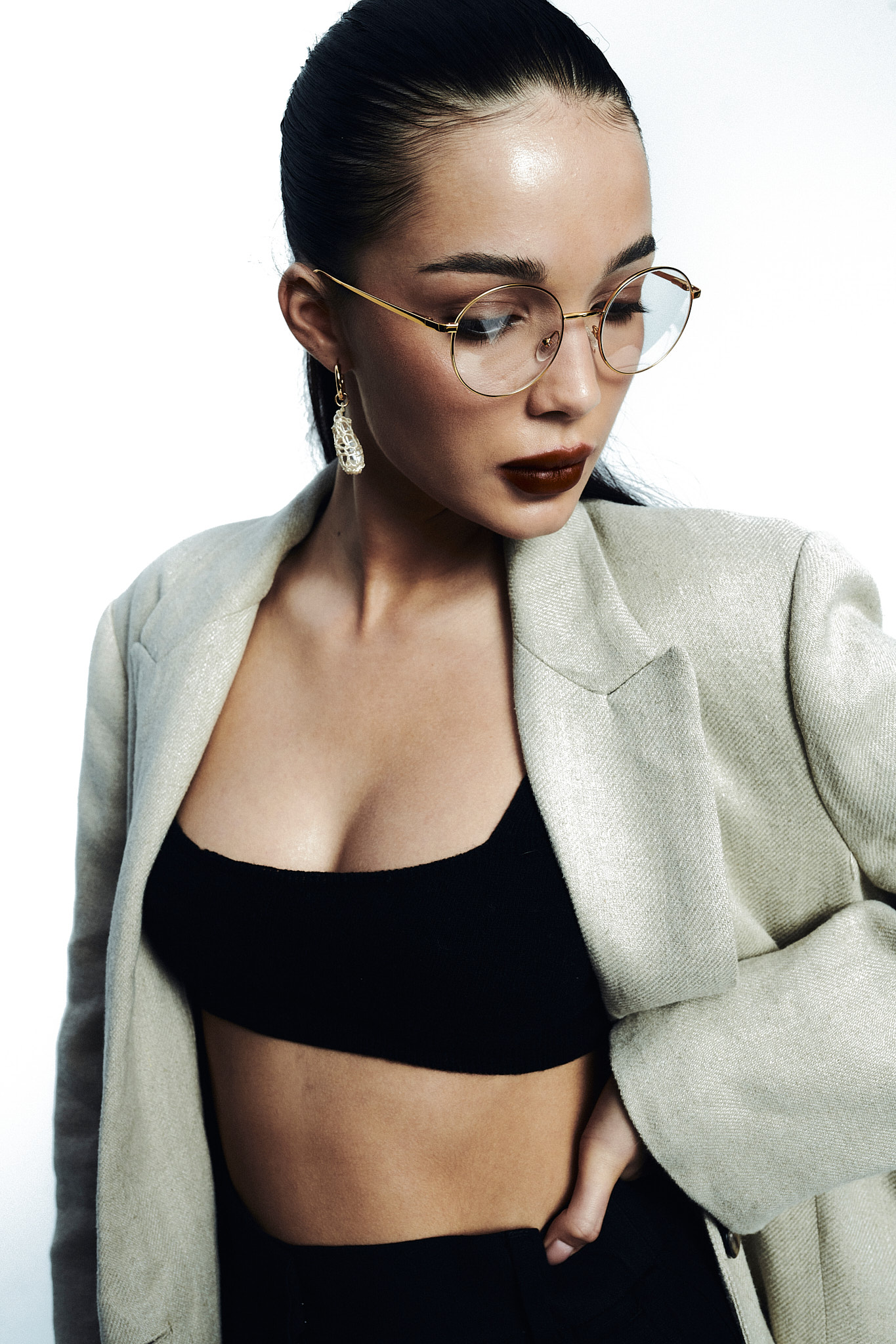 Złote oprawy okularowe Youl Tahiti na modelce