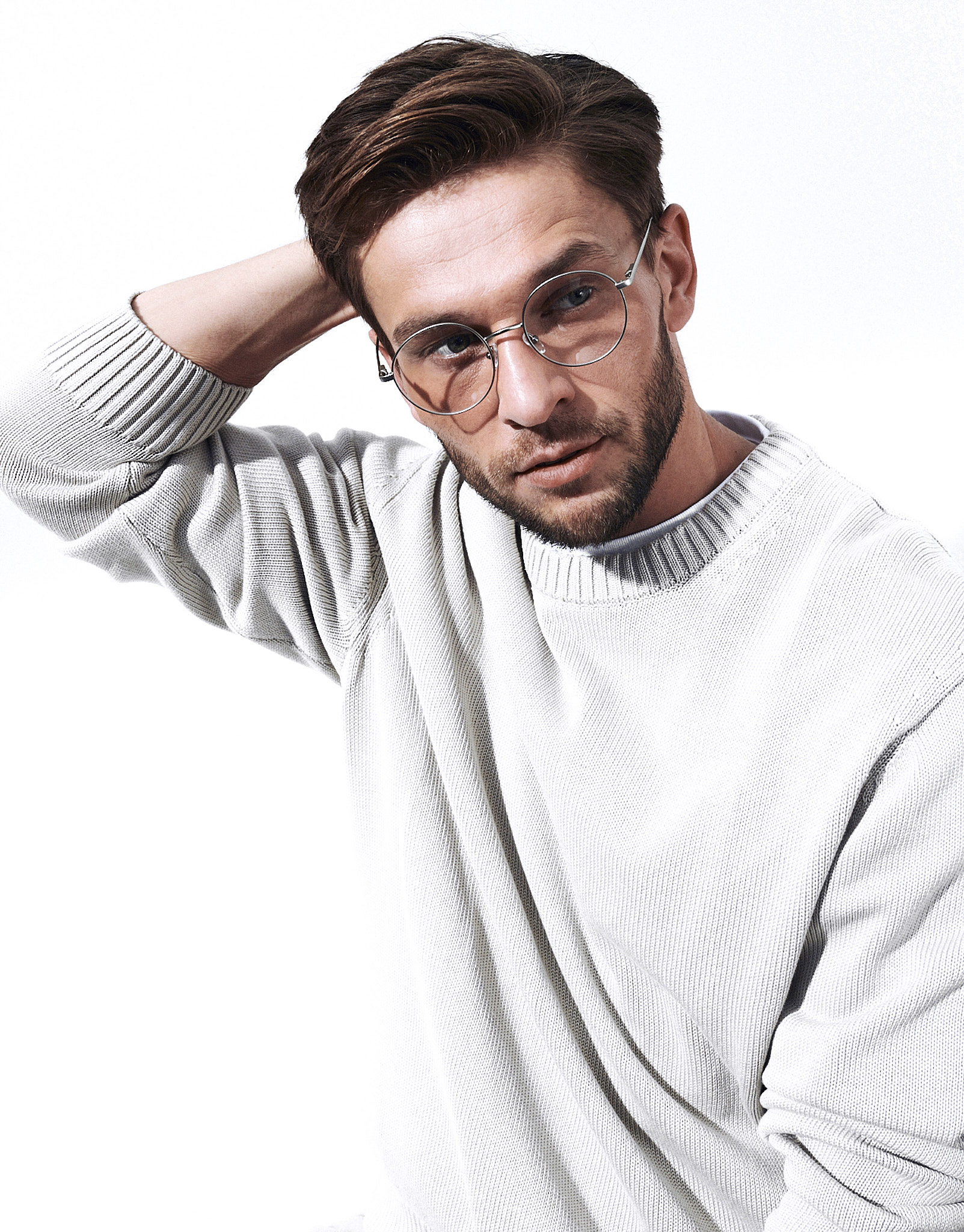 Okrągłe metalowe okulary korekcyjne srebrne Youl Tahiti na modelu