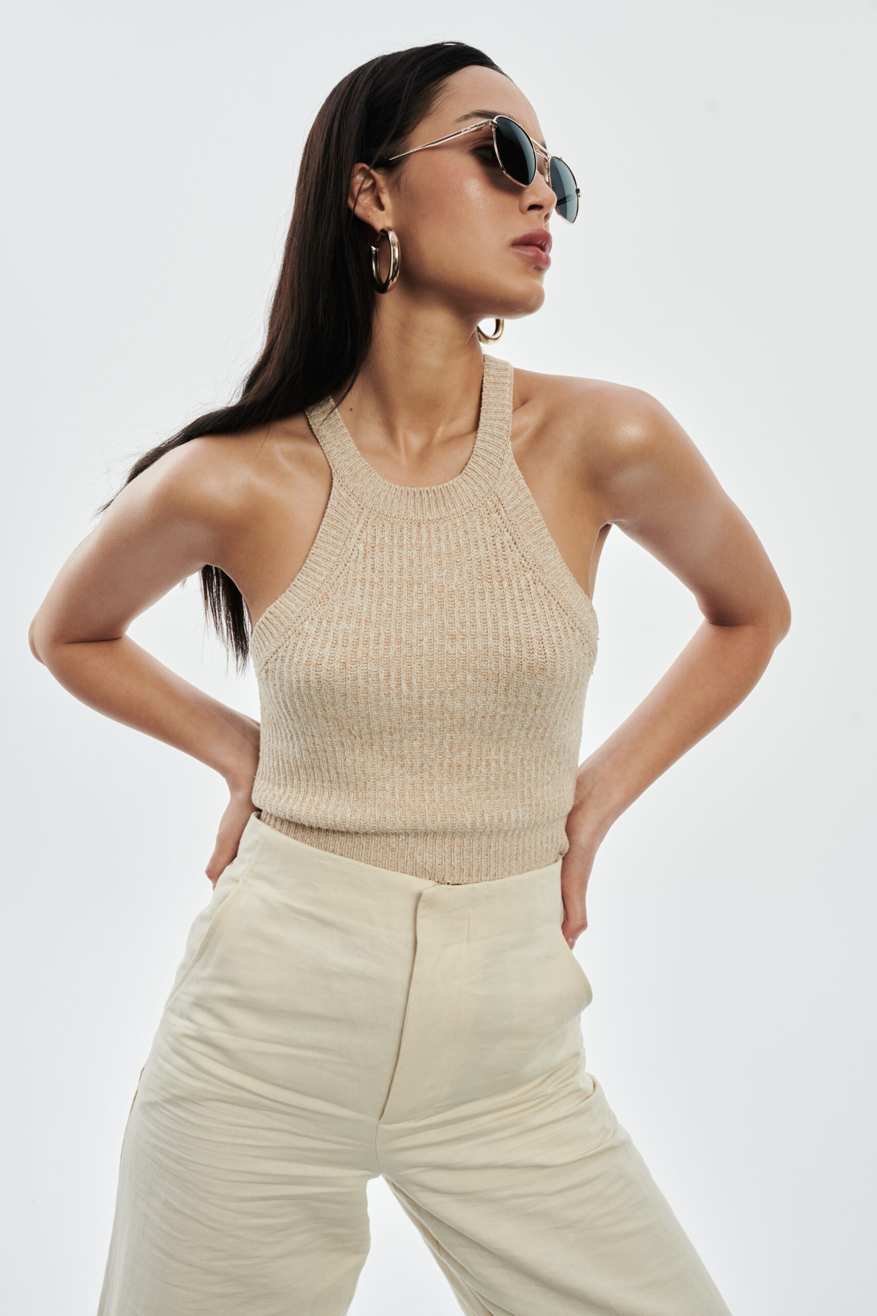 Kobieta w okularach przeciwsłonecznych YOUL. Damskie okulary przeciwsłoneczne YOUL model